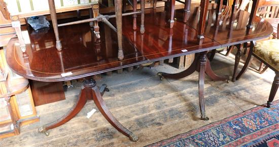 M ahogany D end dining table with claw feet(-)
